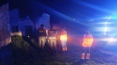 Amplio dispositivo para apagar un incendio en Guitiriz