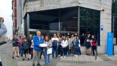Entrega de las firmas recogidas por la asociaci�n de padres del Ferrol Vello