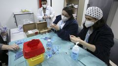 Sanitarios del �rea preparando vacunas 