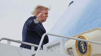 El presidente Donald Trump, subiendo al Air Force One en Maryland