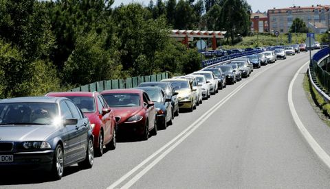 Largas colas en el peaje de Mi�o, ayer, poco antes de las dos de la tarde. 
