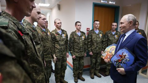 En su visita al hospital militar, Putin compareció con dos iconos ortodoxos que los soldados emplearon supuestamente como chalecos antibalas.