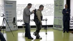 As� se reaprende a caminar con un robot-esqueleto