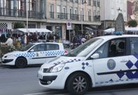 La presencia de agentes y coches de la Polic�a no pas� desapercibida para nadie en el mercadillo. 