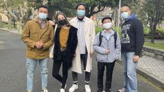 En la imagen, cinco de los seis estudiantes que han sido becados por el Campus Industrial