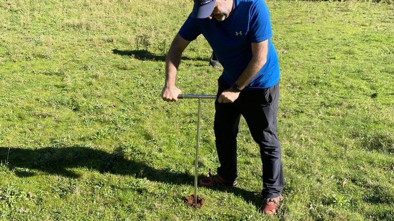 Extracci&oacute;n de muestras de suelo en la laguna de Lucenza (en el municipio de Quiroga) para el estudio edafol&oacute;gico realizado por Augusto P&eacute;rez Alberti