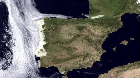 En la imagen del satélite de ayer se aprecia cómo la niebla cubre la costa gallega, pero también buena parte del litoral de Portugal