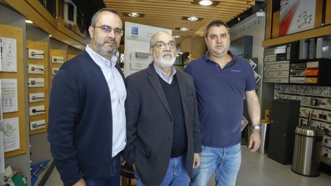 Manuel Varela, entre sus hijos Alberto y Jacobo Varela Ulla, en la sede de Ferrva Herrajes, en el a&ntilde;o 2019