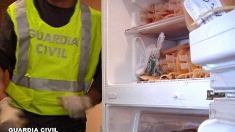Un guardia civil, ante material intervenido durante uno de los registros practicados en el marco de la operaci&oacute;n Puerto, que ha permitido la detenci&oacute;n de cinco personas por pr&aacute;cticas ilegales de transfusiones de sangre a ciclistas, entre ellas el director del Liberty Seguros, Manolo Saiz, y el m&eacute;dico deportivo Eufemiano Fuentes.