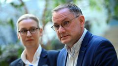 Los col�deres de Alternativa para Alemania, Alice Weidel y Tino Chrupalla, el lunes despu�s de la sentencia.