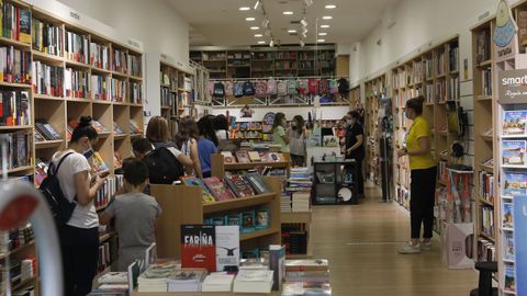 Colas para pagar en una librerade Ourense