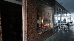 Locales en la calle Rafael Alberti sin luz por una aver�a en el transformador