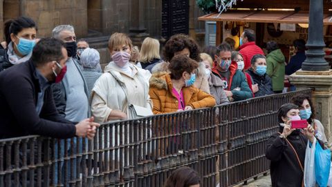  Personas pasean por la plaza de la Catedral, en Oviedo. 