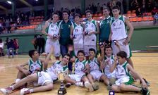 Arturo Ferraces con los diez jugadores que participaron en el torneo ganado ayer.