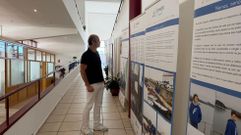Vicente Mari�o, observando los paneles reci�n instalados