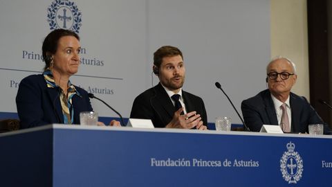 Lene Kr�l Andersen (i), directora ejecutiva de NordGen e integrante de la delegaci�n que representa a la B�veda Global de Semillas de Svalbard, el ministro de Agricultura y Alimentaci�n de Noruega, Nils Kristen Sandtr�en (c), y Stefan Schmitz, director de la organizaci�n que financia la B�veda Global de Semillas de Svalbard, proyecto galardonado con el Premio Princesa de Asturias de Cooperaci�n Internacional
