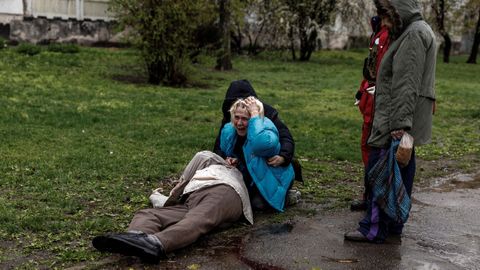 Una mujer llora sobre el cuerpo de su padre, muerto por los ataques rusos en Jrkov