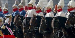 El rey, en su primera celebraci�n de la Pascua Militar, ha recuperado el vistoso protocolo castrense de este acto en el Palacio Real. 