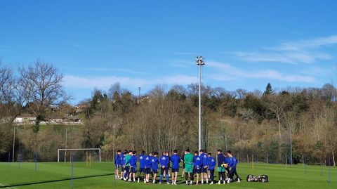 Los jugadores del Oviedo, escuchando la charla de Bingen Arostegi 