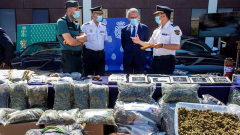 Polica y Guardia Civil trabajando en una operacin conjunta para desarticular una organizacin de trfico de drogas