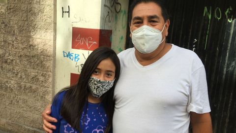 Un empresario en la Cocina Econmica. Luis Reyes y su familia (en la foto, con su hija) huyeron de Colombia por extorsiones. Dej su empresa e iba a crear una en A Corua, pero el covid no le dej.