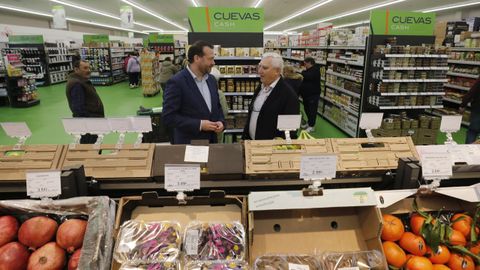 El director general de Cuevas, Artur Yuste, conversa con el responsable de la l�nea Cash&Carry del grupo, Gerardo Carballeira