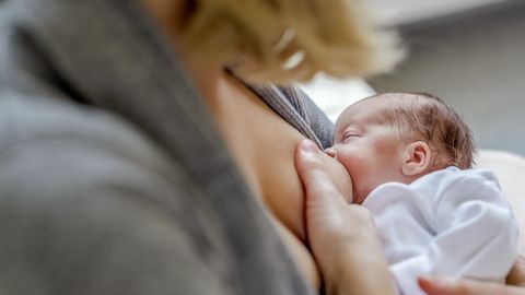 Imagen de archivo de una madre dando el pecho a su beb