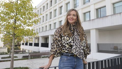 Fabiola Garc�a, en los jardines de la residencia de la Fundaci�n Amancio Ortega en Santiago.