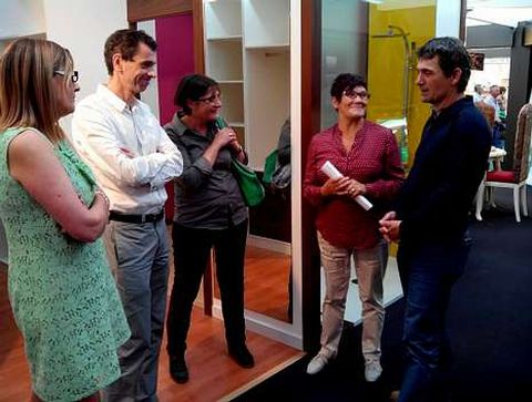 El diputado Daniel Rodas tuvo la oportunidad de hablar con expositores.