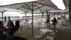 Una terraza del centro de Sanxenxo, este Jueves Santo