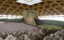 El dolmen de Dombate est� protegido por una cubierta de madera. 