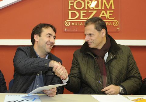 Ferreiro y Arteta se saludan tras rubricar el convenio. 
