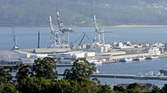 Gr�as portacontenedores en el puerto de Mar�n