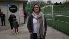 Mar�a L�pez, junto a los vestuarios de los �rbitros en Eir�s, donde se cambia su hija tras entrenarse
