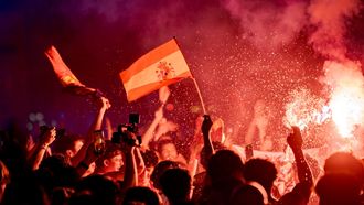 Aficionados espa�oles celebrando la victoria.