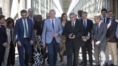 El presidente de la Xunta, Alfonso Rueda, asiste al acto de firma del manifiesto Conexin Galicia-Portugal de alta velocidad con el dirigente portugus, el presidente de la CCDR-N, Antnio Cunha, este martes. Los dos dirigentes, en el centro, caminando por el puente internacional de Tui