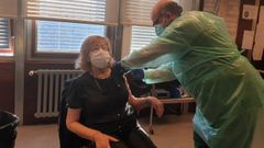 Mar�a Luisa Lago, mujer mayor de 80 a�os recibiendo la vacuna contra el covid en la Casa del Mar de A Coru�a