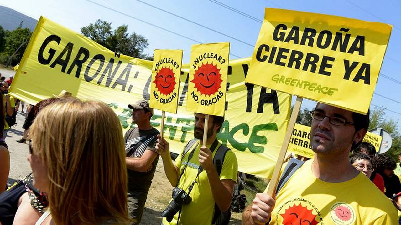 Mil personas brindan por el cierre de Garoña en la marcha contra la central