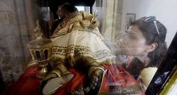 La reliquia de Santa Minia expuesta en Bri�n recibi� la visita de miles de devotos. 