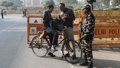 Personal de seguridad y la polic�a de Dehli revisan el acceso a las inmediaciones del Parlamento tras el asalto de dos personas a esta C�mara.