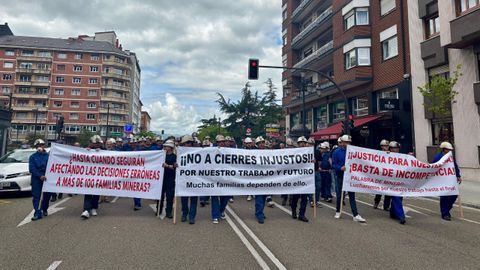 Manifestaci�n en contra de la paralizaci�n de la explotaci�n minera TyC Narcea