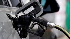 Imagen de archivo de un coche repostando combustible.