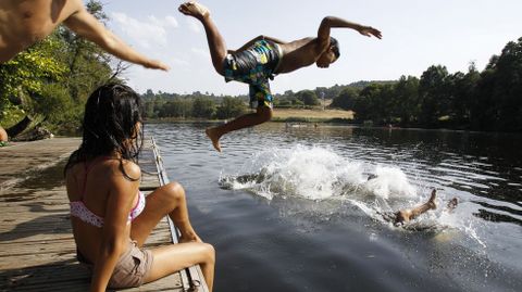 J�venes refresc�ndose en el Mi�o a su paso por Lugo.