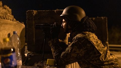 Soldado ucraniano en un punto de control a la entrada de Kiev