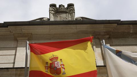 El escudo franquista en el edificio de Sanidade en María Balteira