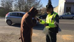 Control de alcohol a un conductor disfrazado durante el carnaval de Ver�n