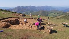 El grupo arqueol�gico LLABOR de la universidad de Oviedo durante la excavaci�n del t�mulo megal�tico hallado en Belmonte de Miranda