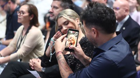 Pablo L�pez saca una foto a su mujer, Laura Rubio, en el encuentro con el papa en Ifema