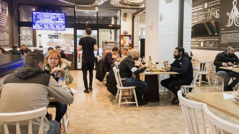 El Peregrinus, en la ciudad, volvi a acoger comensales en el interior del local