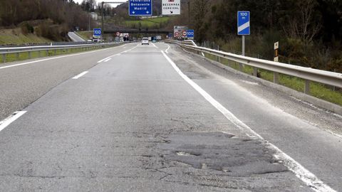 Subida de O Cereixal, con el carril derecho destrozado